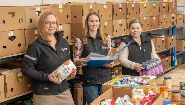 Võru toidupanka asus augustikuus juhtima Reelika Tiigi (keskel). Tema juhtimise ajal koliti Lille 18 asuvatesse uutesse ruumidesse ning lähimaks uuendusplaaniks on jahekambri väljaehitus. Fotol koos juhatuse esimehe Ele Paju (vasakul) ja lao koordinaatori Helin Kariga (paremal). Foto: AIGAR NAGEL